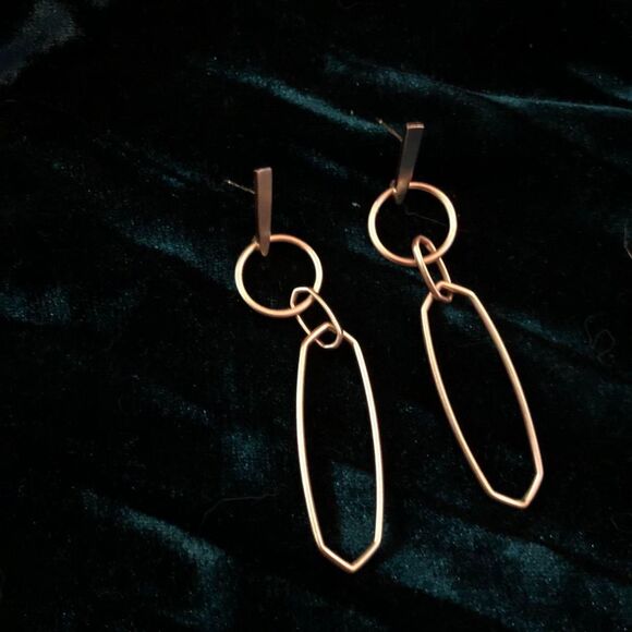 Gold dangly earrings - Picture 1 of 2